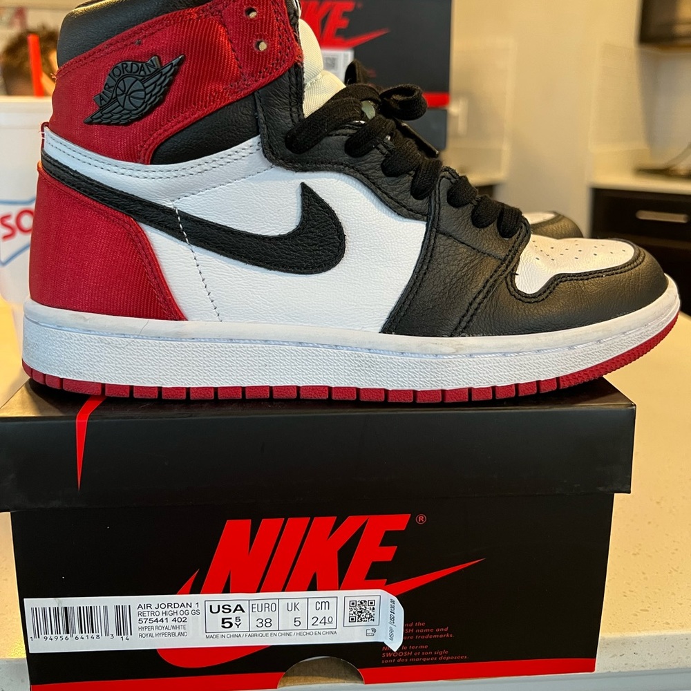 Jordan Retro 1 satin black toe